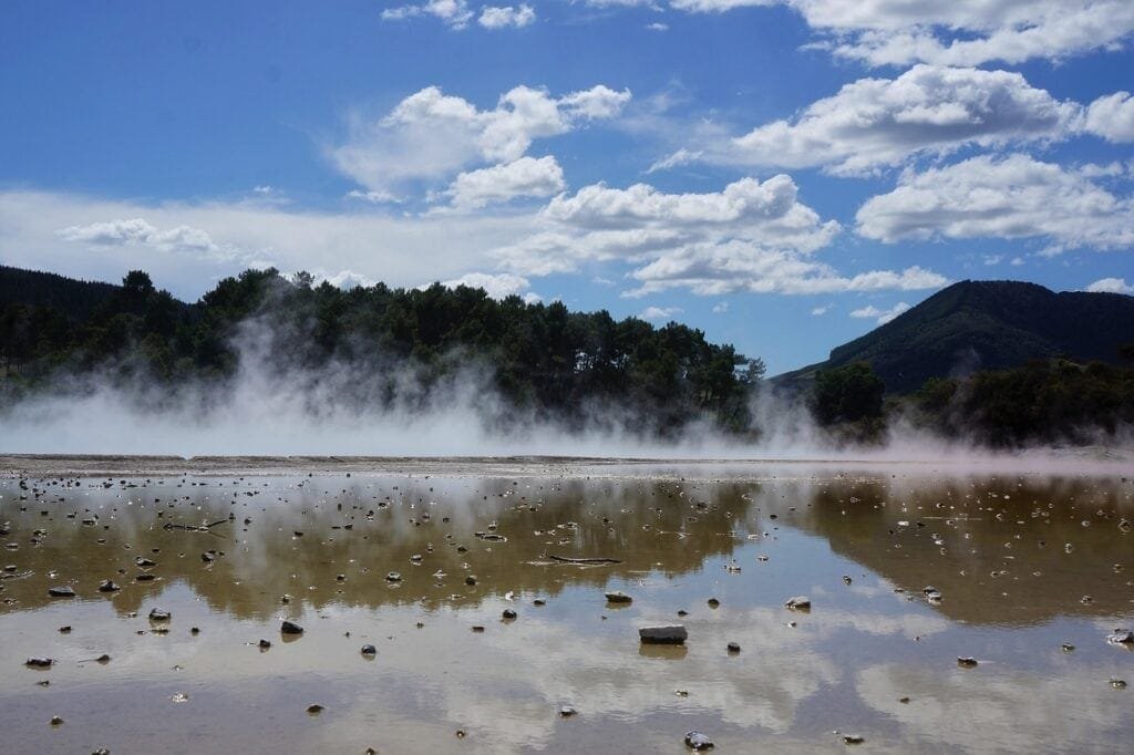 Comparing the Environmental Impact of Volcanic Geothermal Energy and Traditional Energy