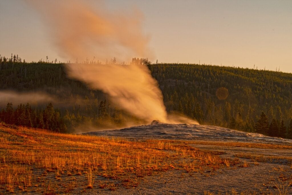 Comparing the Environmental Impact of Volcanic Geothermal Energy and Traditional Energy