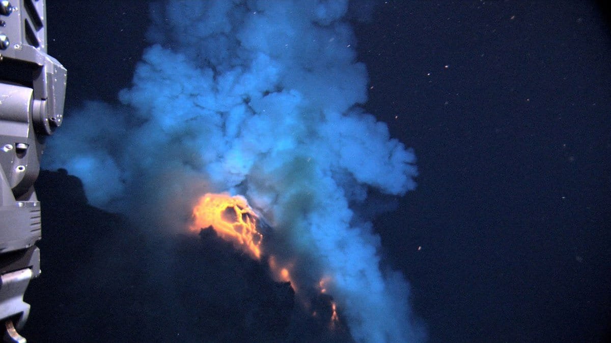 geothermal energy powering submarine volcanoes