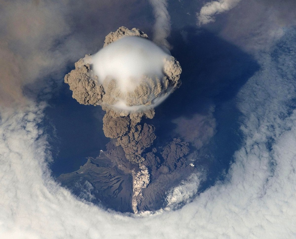 the effects of volcanic ash on airplanes 2